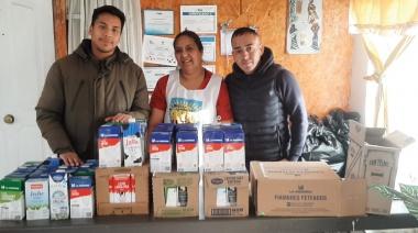 Empleados estatales realizaron donación de leche a comedores comunitarios