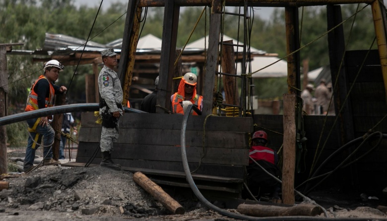 Siguen trabajos de rescate de mineros atrapados en México