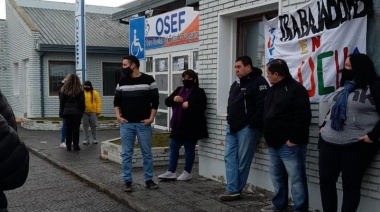 Empleadas y empleados de la OSEF realizaron asamblea en la puerta del edificio