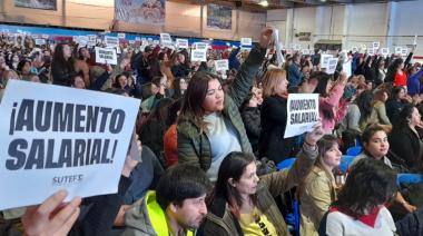 Docentes reclamaron salario a Melella en el Congreso Educativo