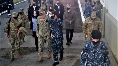 Jefe militar yanqui visitó Ushuaia y “pasó revista” a las actividades de la Armada