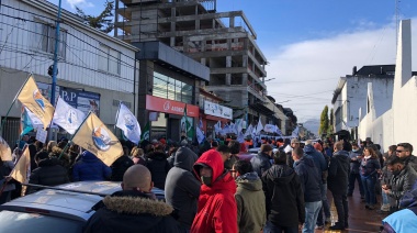 Numerosa movilización en Ushuaia por la situación de la OSEF