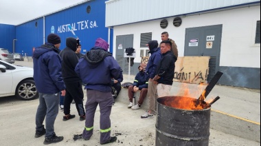 Trabajadores de Australtex se manifestaron frente a la planta