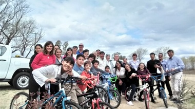 RENATRE y FUNDATRE  entregaron 25 bicicletas a los ganadores de concurso