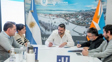 La Municipalidad de Ushuaia entregó tarjetas +U a 2500 docentes