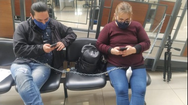 Estatales se encadenaron en las oficinas del IPVyH