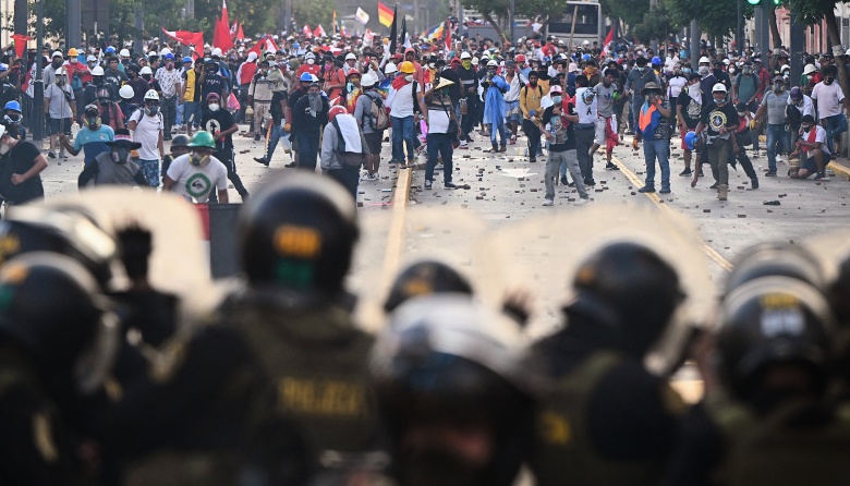 Continúan las protestas en Perú y se acentúa la escasez de alimentos y combustible