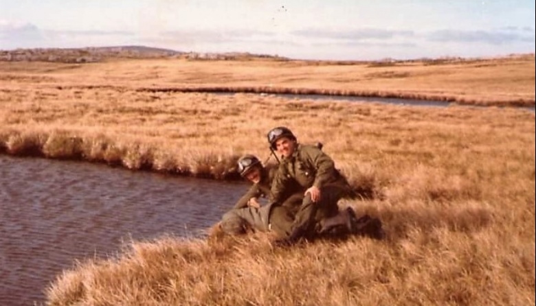 Un oficial publicó una foto torturando a un soldado en Malvinas