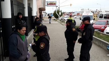 Jovenes demoradas por pegar afiches contra femicidio de Lucia Pérez