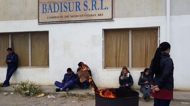 Trabajadores reclaman en el interior de Badisur