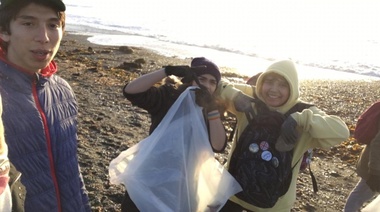 Docentes y estudiantes limpiaron la playa