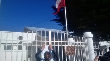 Riograndenses se manifestaron frente al Consulado Chileno