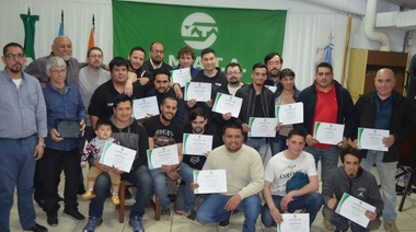 Sindicato de mecánicos entregó certificados de capacitación