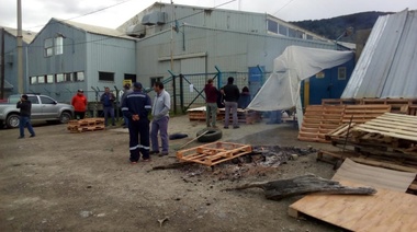 Trabajadores de Hilandería Fueguina se encontraron con la puerta cerrada