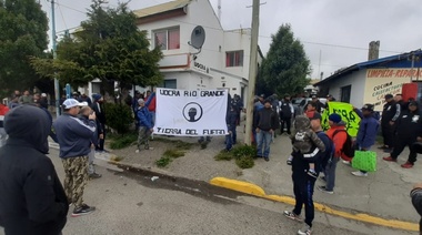 Manifestación frente a la sede de la UOCRA