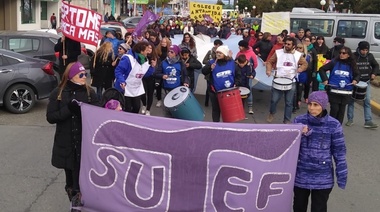 Docentes adhieren al paro internacional de mujeres