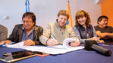 Melella encabezó la firma del acuerdo con ATE y UPCN