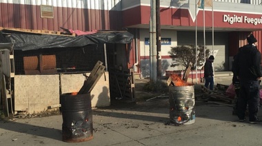 Delegados se manifiestan frente a la planta de Digital Fueguina