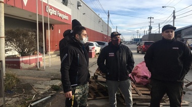 Delegados se manifiestan frente a la planta de Digital Fueguina