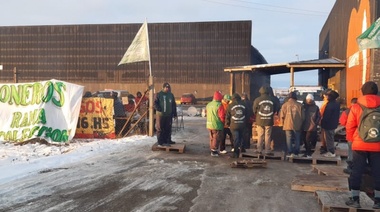 Camioneros se manifiestan frente a las sucursales de Diarco