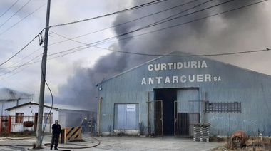 Incendio afecta galpones en el Parque Industrial