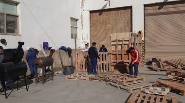 Trabajadores de Ambassador marcharon a la Casa de Gobierno