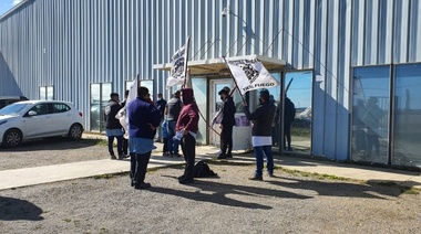 Protesta frente a Leanval para reclamar reincoporación de trabajadores