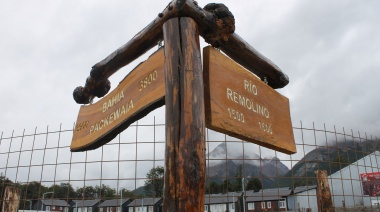 Vecinos de Ushuaia construyen e instalan cartelería de lenga