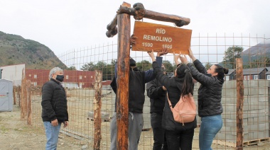 Vecinos de Ushuaia construyen e instalan cartelería de lenga