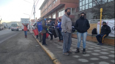 Repudiaron a Bullrich en el aeropuerto y el hotel