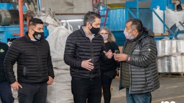 El intendente visitó la planta de reciclado Mak Plast junto a los plásticos