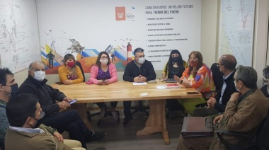 Reunión en Casa de Gobierno por servicios e infraestructura para las viviendas docentes