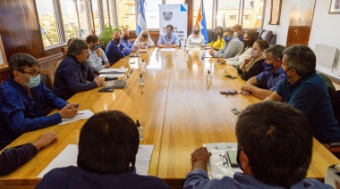 Legisladores oficialistas acompañaron al gobernador en la reunión con los gremios