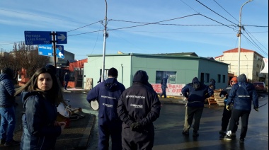 Trabajadores de Obras Sanitarias reclaman en la puerta de SITOS