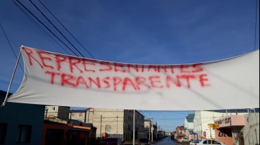 Trabajadores de Obras Sanitarias reclaman en la puerta de SITOS