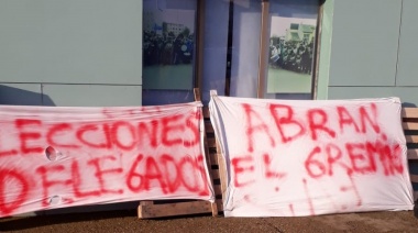 Trabajadores de Obras Sanitarias reclaman en la puerta de SITOS