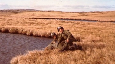 Un oficial publicó una foto torturando a un soldado en Malvinas