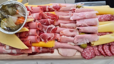 SOEM entrega tabla de fiambres y un vino a sus afiliados