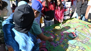 RENATRE inauguró una plaza de juegos y entregó computadoras y herramientas en Río Negro