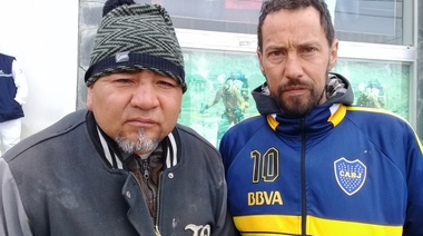 Dos personas duermen a la intemperie en un boulevard