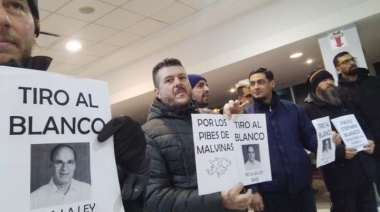 Pablo Blanco fue recibido con carteles en su contra en el aeropuerto de Río Grande