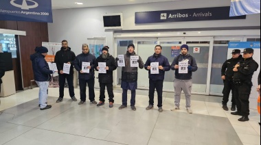 Pablo Blanco fue recibido con carteles en su contra en el aeropuerto de Río Grande