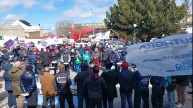 Se realizó manifestación contra el tarifazo frente a las oficinas de Camuzzi