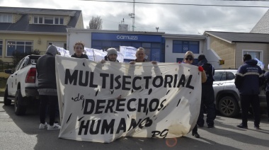 Se realizó manifestación contra el tarifazo frente a las oficinas de Camuzzi