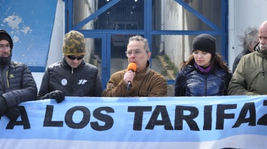 Se realizó manifestación contra el tarifazo frente a las oficinas de Camuzzi