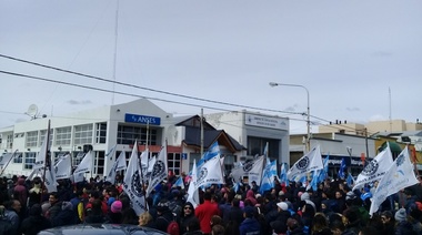 Multitudinaria marcha de privados y estatales en Río Grande