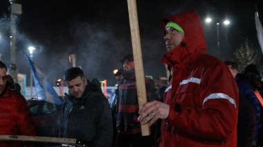 En medio del frío y la lluvia se realizó la marcha de antorchas en defensa de la industria
