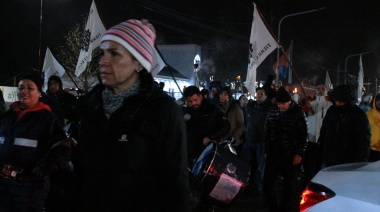 En medio del frío y la lluvia se realizó la marcha de antorchas en defensa de la industria
