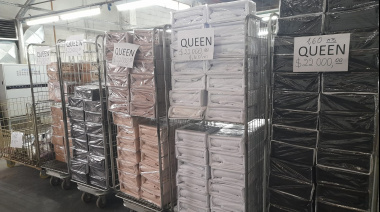 Para poder abonar los sueldos adeudados, arrancó la venta de sábanas en Blanco Nieve