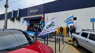 Retención de tareas y manifestación por despidos en empresa de limpieza